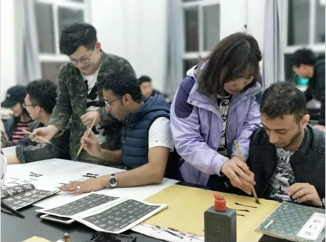 International Students Become New Members in Calligraphy Com